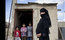 A fotógrafa Abbie Trayler-Smith fez um registro de
Muna, que, grávida, fugiu do conflito na Síria para viver em Mafraq, na
Jordânia. <br><br>Diz a mulher: "Só a sensação de sentir-se em casa é a melhor
coisa do mundo. Mas não me arrependo de ter saído da Síria. Lá eu vivia
amedrontrada, embora aqui sinta fome. Eu posso tolerar a fome, mas não o
medo"