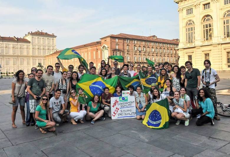 Na cidade de Torino, também na Itália, os brasileiros foram às ruas nessa terça-feira e já planejam uma nova manifestação para o próximo sábado (22)