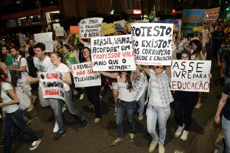 Mas não foi apenas na capital paulista que manifestantes revoltados tomaram as ruas. Em São José do Rio Preto, no interior do Estado de SP, manifestantes também foram às ruas
protestar contra o preço do transporte público

