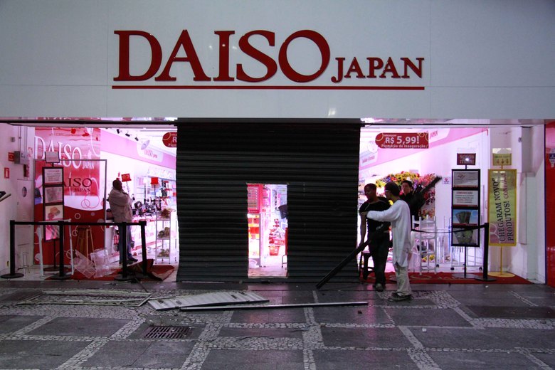 Loja na rua Direita, no região central da capital paulista, teve suas portas arrombadas. Estabelecimento também foi saqueado
