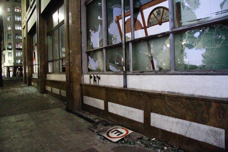 Vidraças e placas foram destruídas durante protesto contra o aumento da passagem em São Paulo