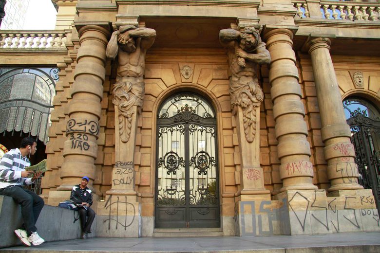 Teatro Municipal de São Paulo, no centro da capital, foi pichado por vândalos durante o protesto desta terça-feira (18)