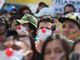 Muitos usam nariz de palhaço para protestar contra o governo e a Fifa 