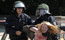 Policiais controlam uma ativista do Femen que fazia topless com um grupo de garotas em Berlim, na Alemanha. A manifestação era contra a política do presidente americano Barack Obama, que se reunirá com a chefe de governo alemã, Angela Merkel, e fará um discurso em frente ao Portão de Brandemburgo