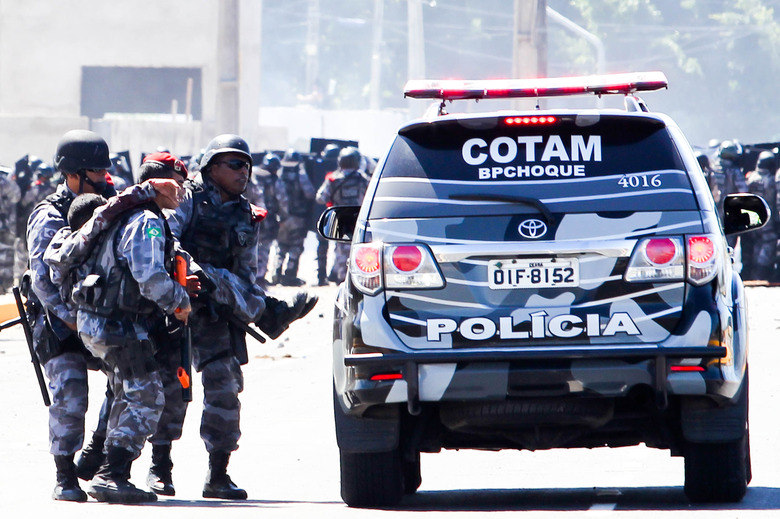 Policial ferido é socorrido por seus colegas de profissão