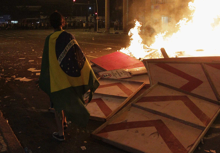 A manifestação que começou pacífica em Niterói, na região metropolitana do Rio de Janeiro, terminou com quebra-quebra e confusão na noite de quarta-feira (19). Um grupo de vândalos colocou fogo em objetos e enfrentou a polícia. A ponte Rio-Niterói e os acessos a ela foram bloqueados pela PRF (Polícia Rodoviária Federal), às 19h30, já que houve confronto entre policiais e manifestantes perto da entrada. A ponte só foi reaberta por volta das 22h20