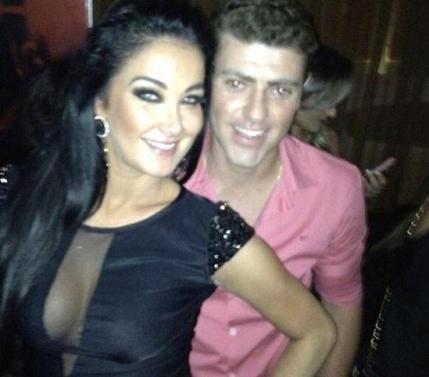 A bela Helen Ganzarolli está mesmo namorando! A apresentadora do Festival Sertanejo confirmou, em entrevista a Marília Gabriela, que está com o empresário catarinense Gercino Giacomossi Neto.— No momento estou namorando. Ele não é do meio
artístico, é um empresário de Santa Catarina. Ele me apoia muito, estou muito
feliz