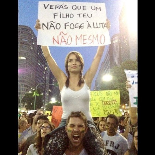 Esta quinta-feira (20) foi mais um dia de protestos ao redor do Brasil e milhares de pessoas lotaram a região da Igreja da Candelária, no Rio de Janeiro. Um desses manifestantes era Lua Blanco, que foi junto com o namorado Fernando Roncato exigir melhorias do governo. Além da teen, muitos outros famosos foram às ruas protestar! Veja nas próximas fotos