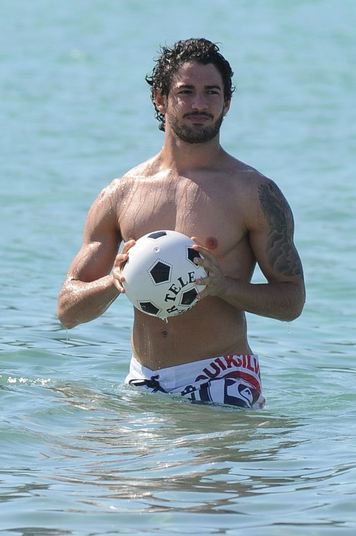 Alexandre Pato evita ir em festas, baladas e ficar perto de garotas para não causar problemas com a amada