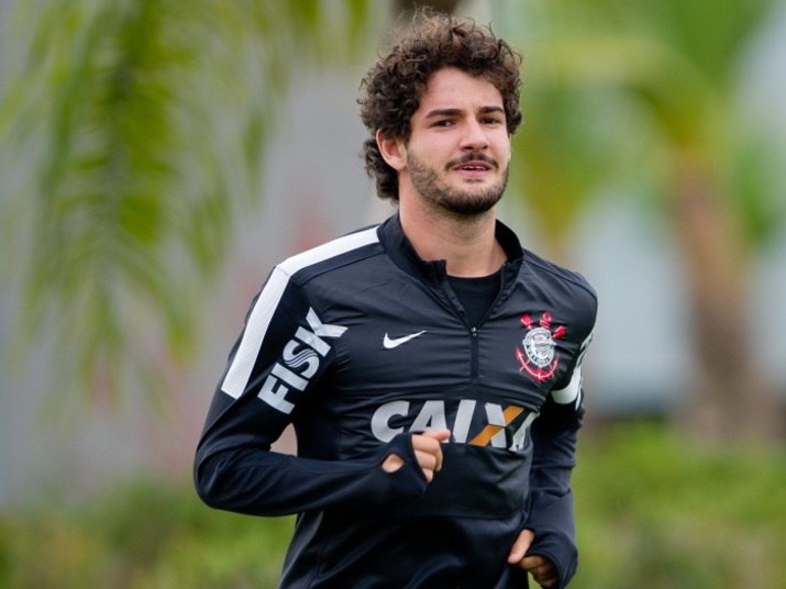 Mas se ficou longe de corresponder às expectativas técnicas em seu primeiro 
semestre de Corinthians, Alexandre Pato pôde comemorar um período livre 
de contusões mais graves. Houve apenas um pequeno problema na coxa 
direita, e a projeção da comissão técnica para o segundo semestre é 
bastante positiva