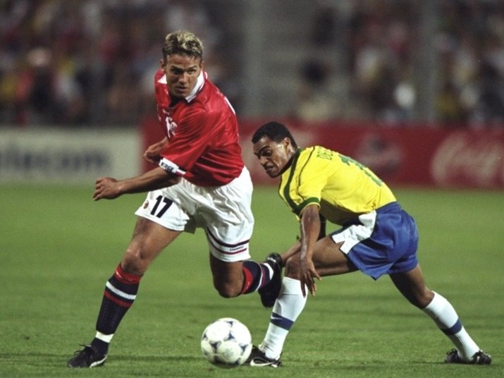 

Fato curiosíssimo é que, além dos irmãos noruegueses Tore
Andre Flo e Jostein Flo, o primo dos dois, Havard Flo, também entrou em campo
naquele dia

Site francês resgata figurinhas curiosas de futebol; confira algumas