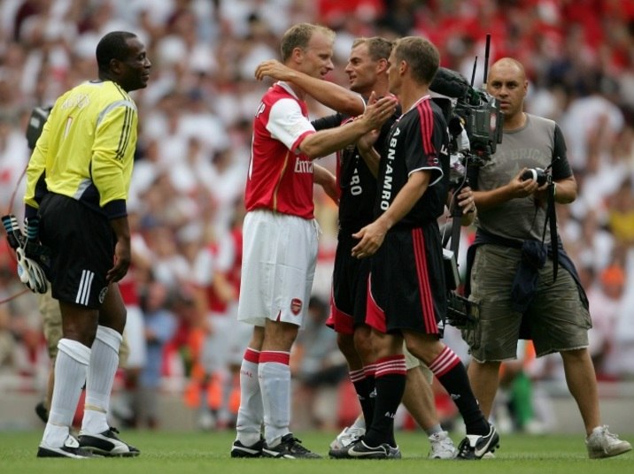 

Outro caso famoso de irmãos que jogaram juntos na seleção é
dos irmãos Frank De Boer e Ronald De Boer (ambos de preto). A dupla atuou pela
Holanda nas Copas do Mundo de 1994 e 1998 e foi eliminada pela seleção
brasileira nas duas competições

