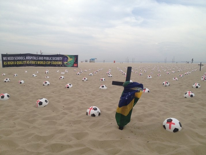 As bolas foram colocadas pela ONG Rio de Paz e às 12h devem ser retiradas do local. Faixas também traziam a mensagem em inglês