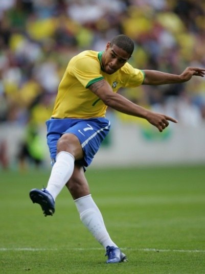 

Por outro lado, Adriano coleciona diversos títulos e prêmios
individuais em seu currículo. O atacante foi o artilheiro da Copa América, em
2004, da Copa das Confederações, em 2005, e do Campeonato Brasileiro, em 2009

Ganso é zoado após publicar foto em cinema vazio