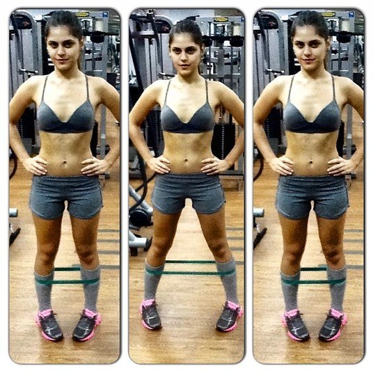 Quando muda sua série de exercícios, Jessika mostra a seus seguidores métodos práticos para eliminar aquela gordurinha indesejada. Este exercício da foto, por exemplo, é para se livrar daquele pneuzinho no quadril. Com um elástico, abra e feche as pernas, como a atriz ensina na foto, e prepare-se para dizer adeus àquelas gordurinhas. Dá para fazer em casa, gente!