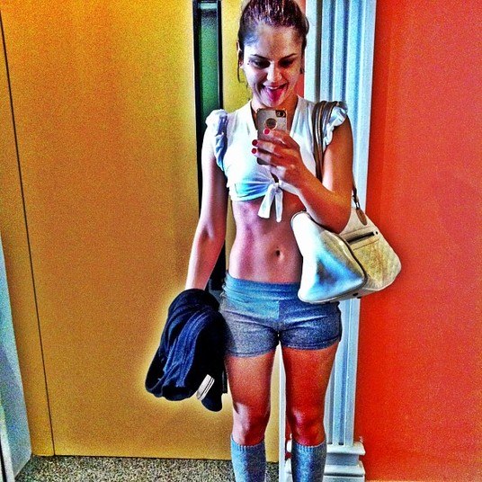 R7: Você é uma espécie de Gabriela Pugliesi teen. Você acompanha perfis no Instagram que dão dicas de dietas?Jessika: Agora, eu sigo muita gente. Pego várias receitas e adapto para o meu gosto. Sigo a Gabi Pugliesi, tem um perfil que se chama Frango com Batata Doce [risos]... São vários. Em algumas receitas, eles colocam suplementos e eu não uso. Não malho para ganhar massa, então, quanto mais natural, melhor. Tudo que eu vejo, arranjo um jeito de adaptar. Se ficar bom, eu compartilho com o pessoal