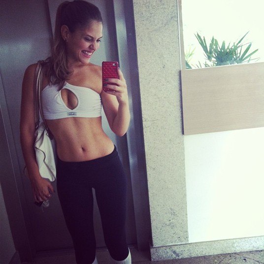 R7: Mas você gosta de cozinhar?Jessika: Eu gosto de cozinhar, mas nada muito elaborado. Compro frango 
semicozido, coloco meus temperos... Gosto de fazer molho de mostarda e de iogurte também. Para conseguir manter a alimentação bem regrada, você tem que se programar e preparar tudo anres. Eu não consigo programar o que vou comer a semana inteira, mas eu tento. 
Às vezes, quando sei que vou passar o dia inteiro fora de casa, saio 
cheia de bolsas. É bolsa da academia, bolsa térmica com banana, geleia e
 iogurte, até para não andar por aí de barriga vazia