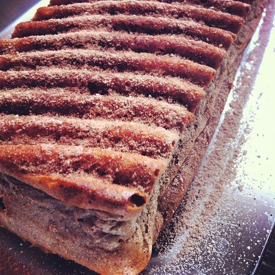 Para substituir os chocolates e os doces, Jessika foi atrás de receitas lights de sobremesas bem gostosas e encontrou este bolo de banana. Confira a receita!Ingredientes:- três bananas amassadas e maduras- cinco claras de ovo- duas colheres de sopa de adoçante- duas colheres de farelo de aveia (ou farinha de coco, qualquer farinha com pouco carboidratdo)- uma colher de sopa de farinha de linhaça - canela a gosto- uma colher de chá de fermentoModo de preparo:Bata tudo no liquidificador, menos o fermento e uma das bananas amassadas. Acrescente as duas depois misturando a massa com uma colher e leve ao forno pré-aquecido por 20 minutos. Depois, é só alegria!