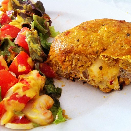 Este é um exemplo de receita adaptada que deu certo! É um 'salgado maromba', para atacar na hora que bater aquela vontade de comer uma coxinha. É mais uma dica de Jessika, que contou como prepará-lo em seu Instagram.— Receita: 100g de frango desfiado (já preparado) e 50g de couve flor cozida. Bata os dois no liquidificador até formar uma massa. Leve à geladeira por uns 10 minutos pra ficar mais fácil de modelar. Abra a massa com a mão e coloque o recheio de sua preferência. O meu foi de duas colheres de palmito, uma colher de creme de ricota, uma colher de milho e uma fatia de queijo prado light.  Leve ao forno, já bem quente, por 20 minutos. Se quiser que ele fique douradinho por cima, pincele gema antes de levar para assar 