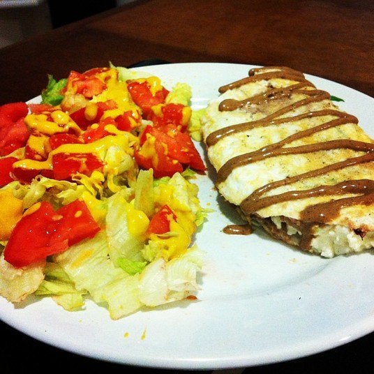 Este prato foi postado por Jessika no Instagram e fez muito sucesso com seus seguidores! Para ajudar, a gata teen postou a receita do omelete de claras, com atum recheado com queijo cottage e salada de alface e tomate.— Omelete de 2 claras: bata as claras com o garfo e misture, com os temperos de sua preferência, a rúcula picada e o atum. Unte a frigideira com pouquíssimo óleo e despeje a mistura. Deixe dourar e, quando estiver bem firme, vire para cozinhar o outro lado. Depois, é só rechear com duas colheres de queijo cottage e comer com a salada, delícia — ensina Jessika