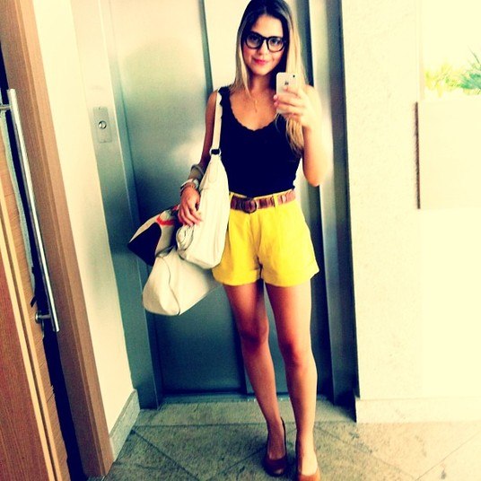 Ao R7, Jessika Alves contou qual é o seu cardápio no café da manhã, no almoço e no jantar.Café da manhã: 'Tomo iogurte, como uma fatia de pão integral com queijo cottage e peito de peru, acompanhado de uma tigela de cereal de fibras ou frutas secas com leite de soja. Para o lanche da tarde, preparo mingau de aveia. Aprendi no Instagram de outras pessoas! Faço com leite e canela, que é um termogênico natural e acelera o metabolismo. Gosto bastante! Quando treino de tarde, por volta das cinco horas, eu como aveia para treinar, já que é carboidrato'