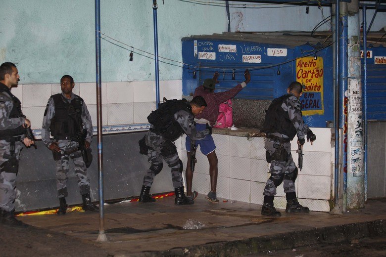 O sargento do batalhão foi identificado como Ednelson Jerônimo dos Santos,
 de 42 anos. Seis pessoas ficaram feridas e
 foram levadas ao Hospital Geral de Bonsucesso. Cerca de 400 agentes 
atuam nas favelas