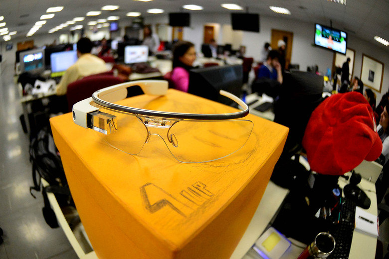 O Google anunciou na semana passada que qualquer pessoa nos EUA poderia comprar um Google Glass. A oferta aconteceu na última terça-feira (15) e foi um sucesso, segundo a companhia. O Google não revelou exatamente quantos óculos foram vendidos, mas todos os dispositivos foram vendidos antes do final do dia O Google anunciou na semana passada que qualquer pessoa nos EUA poderia comprar um Google Glass. A oferta aconteceu na última terça-feira (15) e foi um sucesso, segundo a companhia. O Google não revelou exatamente quantos óculos foram vendidos, mas todos os dispositivos foram vendidos antes do final do dia