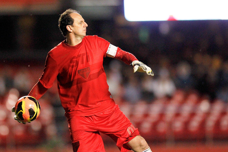 Há mais de 20 anos defendendo o São Paulo, Rogério Ceni conquistou a admiração até dos rivais. Ídolo absoluto no clube paulista, o goleiro também está entre os melhores defensores de pênaltis do país. É possível que este seja o último ano dele no Tricolor, mas a aposentadoria ainda não está confirmada  