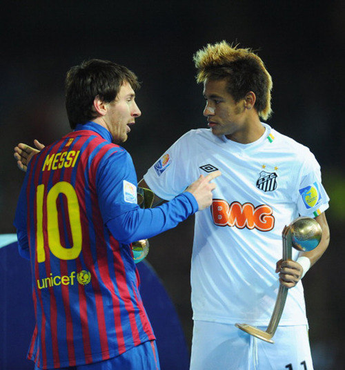 Para esta temporada, Neymar chega para reforçar o clube e, também, para dividir os holofotes com a estrela do Barcelona. Apesar das previsões de rivalidade entre os atacantes, a ida de Neymar para a Espanha pode ser uma ótima oportunidade para Messi retribuir todo o apoio que recebeu de Ronaldinho e apadrinhar o ex-santista 