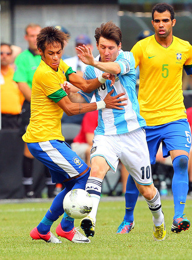 O primeiro motivo para o possível fracasso seria a velha rivalidade, Brasil e Argentina. As disputas entre os países sempre foram acirradas e podem se tornar mais inflados por dois astros jogando, praticamente, na mesma posição