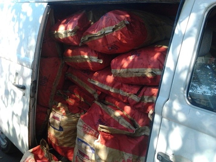 Para os churrascos de fim de semana da residência oficial seriam comprados 30 Kg de carvão com o custo de R$ 666,60. Uma pesquisa rápida feita pelo R7 mostrou que é possível comprar a mesma quantidade de carvão por R$ 42. Para completar o churrasco, 79 kg de linguiça por R$ 1.140 e 15 kg de sal grosso por R$ 37,95