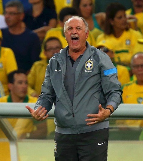 Você já viu aqui no
R7 a lista dos craques que se tornaram grandes técnicos. Agora é a vez
daqueles jogadores que não eram lá muito habilidosos, os famosos ‘brucutus’,
mas que, no banco de reservas, conquistaram inúmeros títulos. 
Nada melhor que começarmos com o excelente e vencedor técnico
da seleção brasileira, Luiz Felipe Scolari, o Felipão. Apesar de ser fraco
tecnicamente, seu espírito aguerrido e de liderança se destacavam. Jogou em
diversas equipes de pequeno porte, como Caxias, Juventude, CSA, entre outros.
Seu primeiro grande feito foi a aposentadoria, claro. Não fosse ela muitos
clubes não teriam os títulos que têm. A primeira grande conquista vinda do
banco de reservas foi o título da Copa do Brasil em 1991, com o Criciúma. Em
1993, na sua segunda passagem no Grêmio, marcou época.  Conquistou a Libertadores em 1995, além do
Campeonato Brasileiro em 1996. É ídolo no Palmeiras, onde ganhou a Libertadores
da América, duas Copas do Brasil, uma Copa Mercosul e um Torneio Rio-São Paulo.
Foi no Cruzeiro, em 2001, que recebeu o convite para treinar a seleção que, na
época, estava em crise. Recuperou a equipe e a levou à conquista da Copa do
Mundo de 2002. Passou por muitos outros clubes, inclusive a seleção portuguesa
e ao Palmeiras, em 2010. Em 2013, voltou ao Brasil, onde conquistou a Copa das
Confederações 