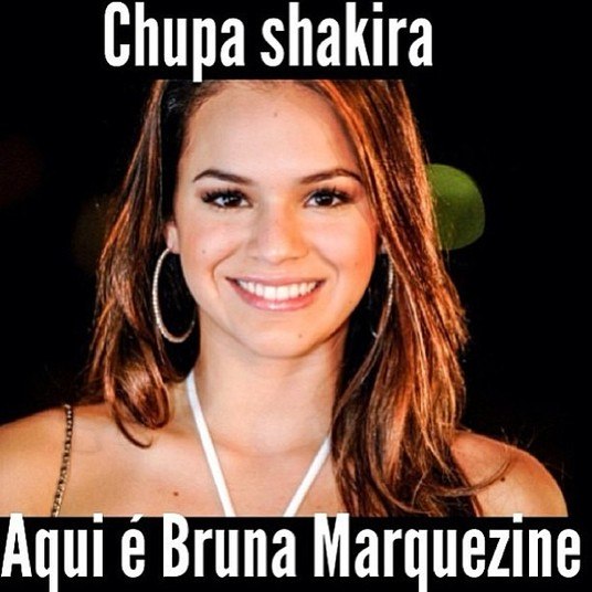 Tão logo acabou a Copa das Confederações, já surgiram
diversas brincadeiras envolvendo a cantora Shakira. A cantora colombiana veio
para o Brasil assistir ao torneio e torcer por seu marido, o jogador Gerard
Piqué, craque da seleção espanhola.Uma das piadas de maior repercussão é a que mostra Bruna Marquezine, namorada de Neymar, tirando onda com Shakira. Na montagem, a atriz tira onda com a musa dos palcos