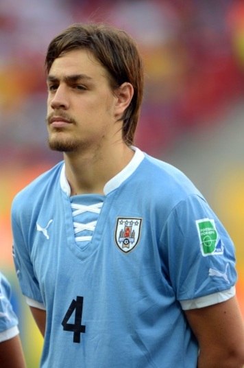 Para fazer companhia a Miranda nada melhor do que mais um uruguaio. Coates, que sempre esteve na mira tricolor, é um nome que agrada ao técnico Muricy Ramalho