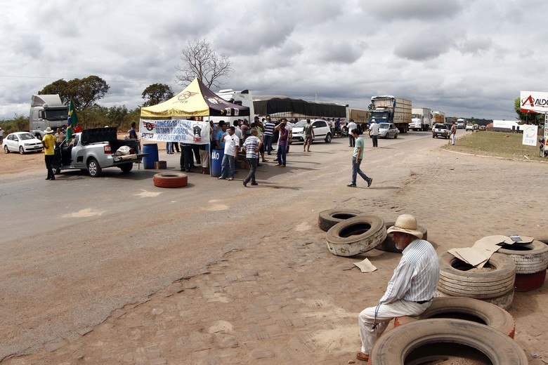 Cerca de 200 caminhoneiros entraram em greve e bloquearam a BR-364 na saída 
de Cuiabá (MT), nesta segunda-feira. Eles reivindicam a correta 
utilização dos recursos para melhorar as rodovias.