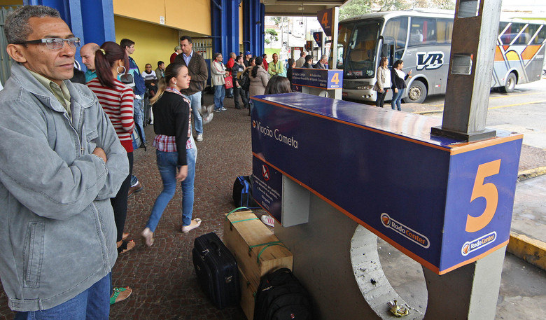 O mecânico de manutenção José Gomes, de 52 anos, tinha um voo para Recife
 às 15h30, mas o ônibus da viação Cometa que o levaria até Guarulhos
 ainda não havia chegado na rodoviária de Sorocaba, no Estado de São Paulo. O bloqueio dos 
pedágios por caminhoneiros no km 30 da rodovia Castelo Branco levou a 
viação Cometa a suspender a maior parte dos horários de ônibus de Sorocaba