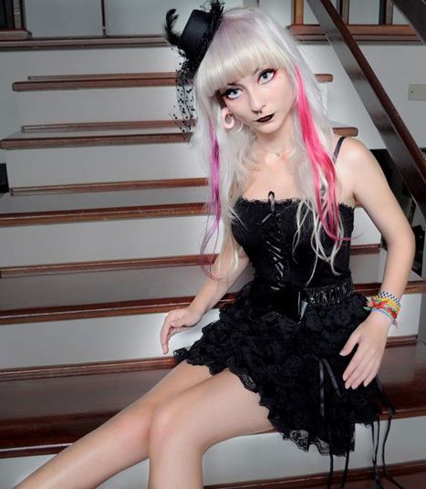 Com vários piercings e alargadores, seu estilo varia no cotidiano, bem como o cabelo e a cor dos olhos