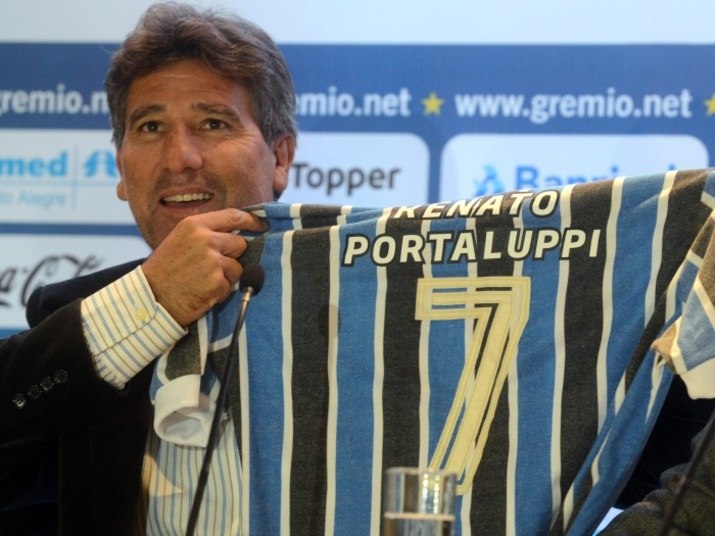 

Renato Gaúcho é o novo técnico do Grêmio. Dois anos e dois
dias depois de deixar o comando Tricolor em sua primeira passagem como
treinador de seu clube do coração, o principal ídolo da história do clube
acertou o seu retorno na segunda-feira (1º). Mas Renato coleciona uma série de
fracassos na carreira de técnico e pode botar tudo a perder. Relembre

