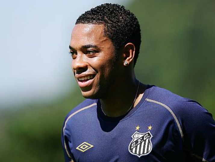 No Santos, o nome do atacante Robinho é o mais falado nos bastidores. Principalmente, após a saída do craque Neymar para o Barcelona. O retorno do 'Rei das Pedaladas' estaria bem próximo de acontecer, mas devido ao fato do jogador pedir um alto salário, a negociação esfriou