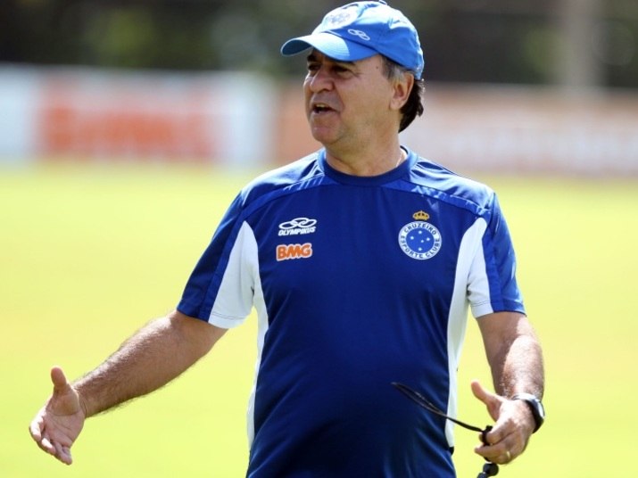 

O técnico do Cruzeiro, atualmente, é Marcelo Oliveira, que
se destacou no futebol comandando a equipe do Coritiba em 2011 e 2012. Nestes
dois anos, o Coxa chegou à final da Copa do Brasil, mas sucumbiu no jogo
decisivo e acabou ficando com o vice-campeonato. Por conta disso, não seria
surpreendente se o time mineiro bobeasse e ficasse com o vice no fim da
competição

