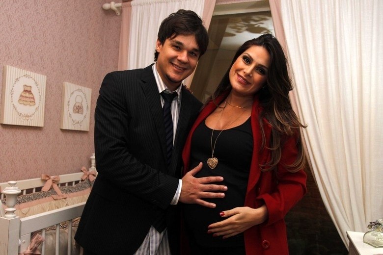 Natália Guimarães e Leandro, do KLB, terão gêmeas, Maya e Kiara. Houve um certo mistério sobre quais seriam seus nomes, mas foram revelados durante o Programa da Tarde. Devido a ordens médicas, a Miss Brasil, que está na sexto mês, deve permanecer em repouso, sem viajar ou fazer esforço