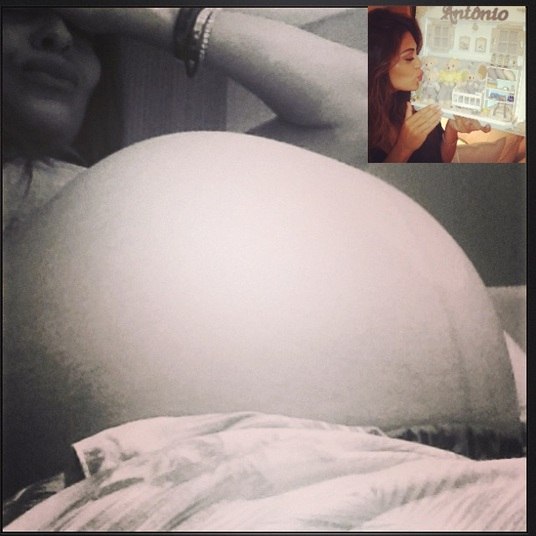 Juliana Paes vem desfilando graça e beleza desde que apareceu grávida do segundo filho. No Carnaval, era uma das mais bonitas da Sapucaí com seu sorriso radiante. Recentemente, a atriz mostrou, nas redes sociais, a barriga enorme e brincou: “Acho que vou explodir Kkkkkkkk #donaredonda”. O menino vai se chamar Antônio, e terá Pedro como o irmão mais velho. A atriz, que está no oitavo mês, é casada com Carlos Eduardo Baptista