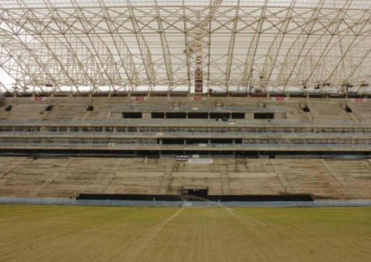 Construtora responsável pela Arena Corinthians, a Odebrecht disse, por meio de sua assessoria de imprensa, que a cobertura (foto anterior) não é verde e sim marrom clara. Veja aqui mais imagens do estádio
