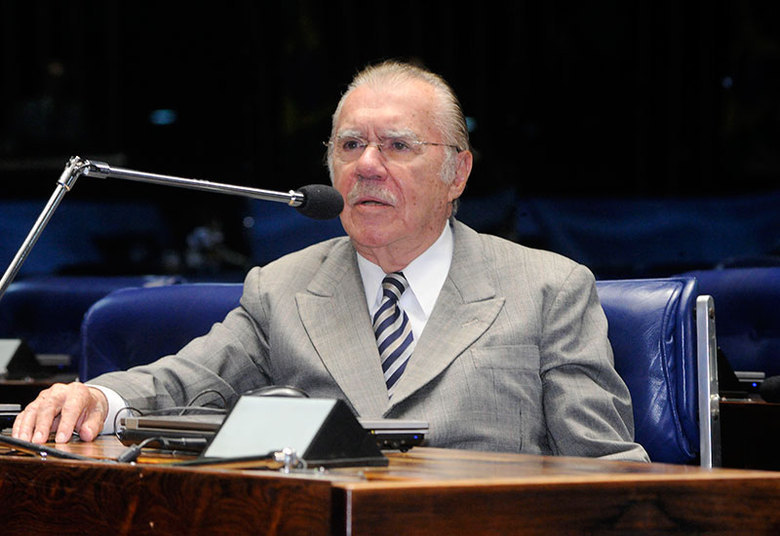 O senador e ex-presidente da República José Sarney foi flagrado pelo jornal Folha de S. Paulo em agosto de 2011 usando um helicóptero da Polícia Militar do Maranhão para passear em sua ilha particular. Numa das viagens até a ilha de Curupu, onde tem uma casa, o senador foi acompanhado de um empresário que tem contratos milionários no Maranhão governado por sua filha Roseana Sarney (PMDB). À época, Sarney, afirmou, por meio de sua assessoria, que o uso pessoal do helicóptero da Polícia Militar do Maranhão se justifica porque ele tem 'direito a transporte de representação e segurança em todo o território nacional, seja no âmbito federal ou estadual, sem restrição às viagens de serviço'