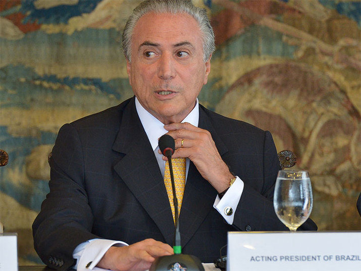 O vice-presidente Michel Temer, na época em que era presidente da Câmara, destinou parte da sua cota a familiares e terceiros. Temer viajou com mulher, amigos e familiares para Porto Seguro em janeiro de 2008, período de recesso parlamentar. Na nota oficial que divulgou à época reconhecendo o uso das passagens aéreas, Temer se justifica dizendo que 'o crédito era do parlamentar, inexistindo regras claras definindo os limites da sua utilização”