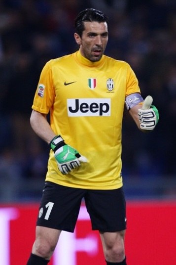 

A transferência de Gianluigi Buffon do Parma para a Juventus
é histórica. O clube da Itália desembolsou nada menos que 159 milhões de reais
pelo italiano, que se tornou o décimo jogador que mais vezes vestiu a camisa bianconera.
Será que algum goleiro brasileiro tem chance de entrar no ranking das
transações mais caras de todos os tempos?         


