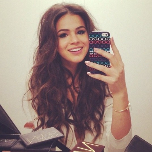 Bruna Marquezine é uma das atrizes de maior destaque na atualidade. A moça já virou assunto até mesmo em jornais internacionais por conta de sua beleza e, obviamente, alguns famosos já se interessaram por ela. Veja quem são eles na próxima imagem!