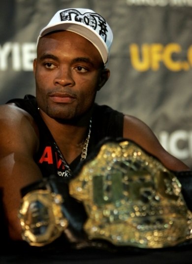 Anderson Silva está com 38 anos e é considerado um dos melhores lutadores da história do UFC. O 'Spider' contabiliza em seu cartel 33 vitórias, sendo 20 delas por nocaute, e apenas quatro derrotas. Por ser uma lenda no esporte, o brasileiro é considerado o grande favorito para o duelo