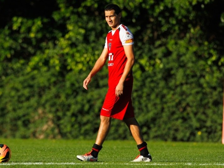 O técnico Paulo Autuori tem uma série de problemas para escalar o São Paulo no clássico contra o Corinthians, no domingo, pelo Campeonato Brasileiro. Com vários desfalques, o treinador está em dúvida sobre a formação do meio-campo e pode deixar o armador Paulo Henrique Ganso entre os reservas no Pacaembu
