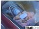 Uma imagem publicada na internet está
provocando a ira dos neozelandeses. Uma mãe teria deixado seu filho, um bebê de
poucos meses, sozinho trancado em um carro no estacionamento de um
supermercado, no dia 23 de março, com um bilhete explicando que ela tinha
ido fazer compras.   
A mensagem incluía o número do celular
da mulher e pedia para que alguém telefonasse caso fosse necessário.   As informações são do tabloide
britânico Daily Mail.  

Um homem que passava pelo
estacionamento tirou uma fotografia do bebê dormindo e publicou na internet.
 

No bilhete é possível ler: 'Minha
mãe está fazendo compras, ligue para ela se eu precisar de algo'.  

Pelas leis da
Nova Zelândia, deixar crianças de menos de 14 anos sozinhas pode acarretar uma
multa de cerca de R$ 3.300